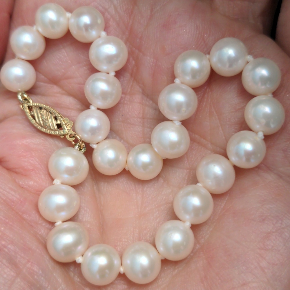 New Macy's Genuine pearl Solid 14 karat bracelet. White, hand knotted.  7 1/2"
